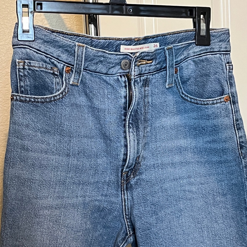 LEVI HIGH WAISTED MOM JEAN SIZE 26